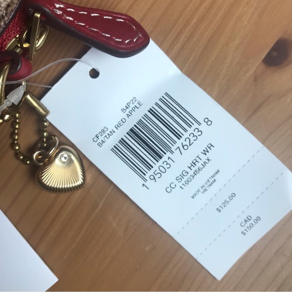 ❤️ Coach Heart Wristlet In Signature Canvas With Heart Print - Picture 9 of 12